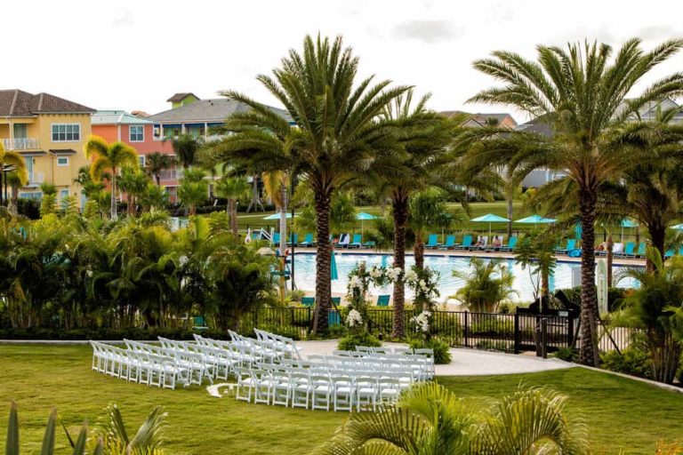 تم إعداد حديقة الأحداث في Margaritaville Resort Orlando لحضور حفل زفاف.