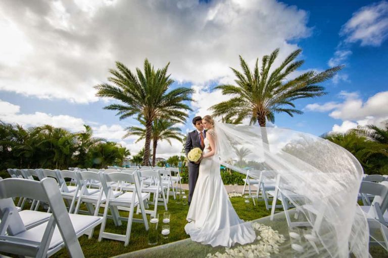 يقف العروس والعريس في حديقة الحدث Margaritaville Resort Orlando.