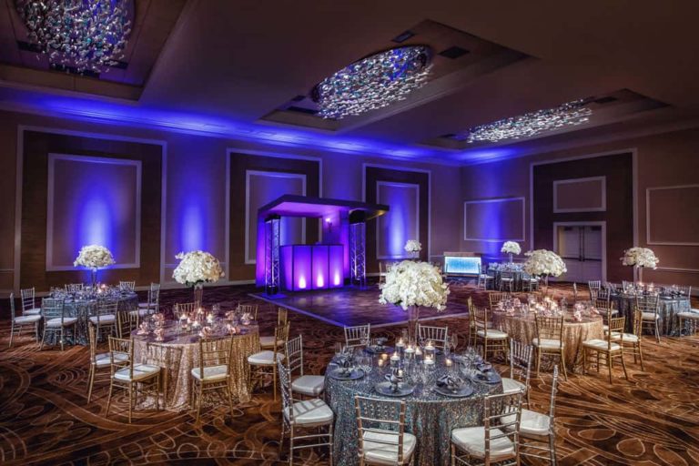 تم إعداد مساحة للمناسبات في Margaritaville Resort Orlando لاستقبال حفل زفاف.