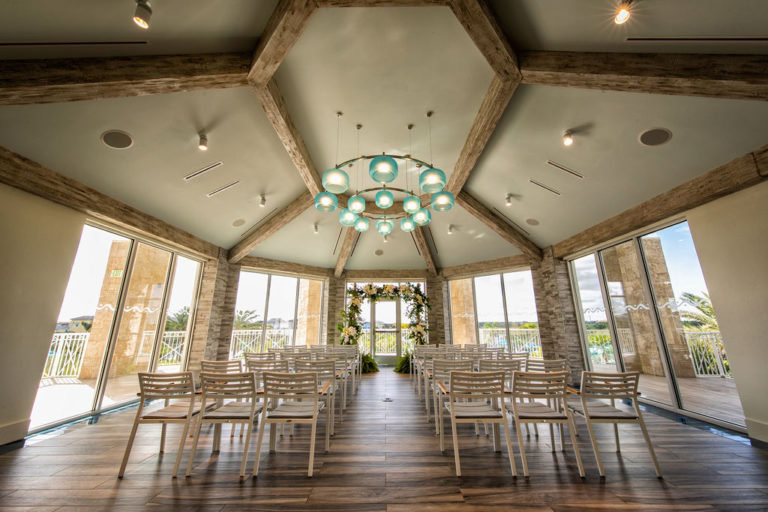 مكان الحدث في Margaritaville Resort Orlando تم إعداده لحفل زفاف.