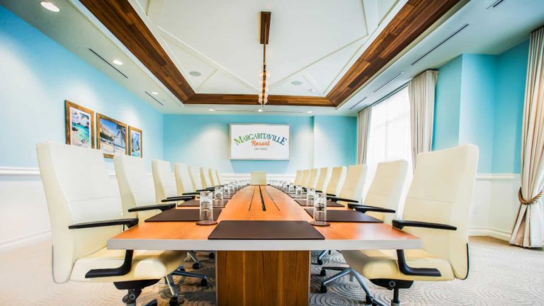 غرفة اجتماعات مع طاولة اجتماعات طويلة وكراسي في Margaritaville Resort Orlando.