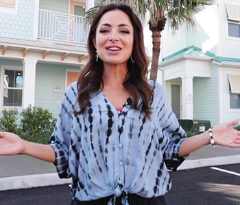 Cori Yackin は、Margaritaville Resort Orlando Cottage の外でビデオをホストしています。