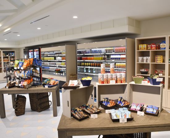 الأطعمة والمشروبات متاحة للشراء في سوق Provisions Grab-and-Go في Margaritaville Resort Orlando.