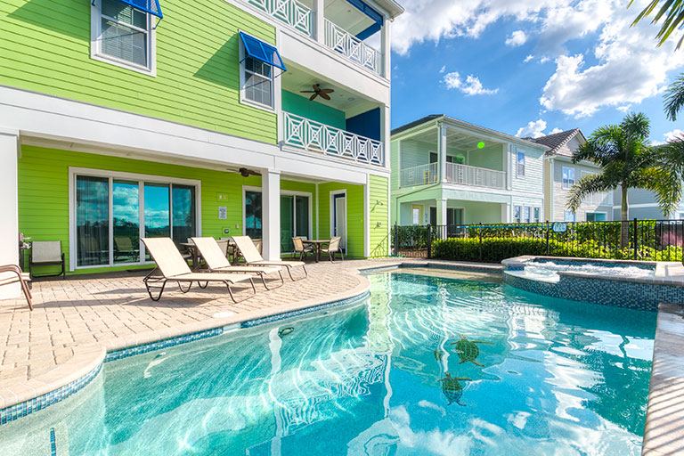 كوخ مع مسبح في الفناء الخلفي في Margaritaville Resort Orlando.
