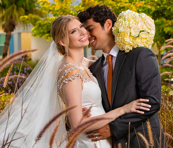 Жених и невеста обнимаются на фотосессии в отеле Margaritaville Resort Orlando.