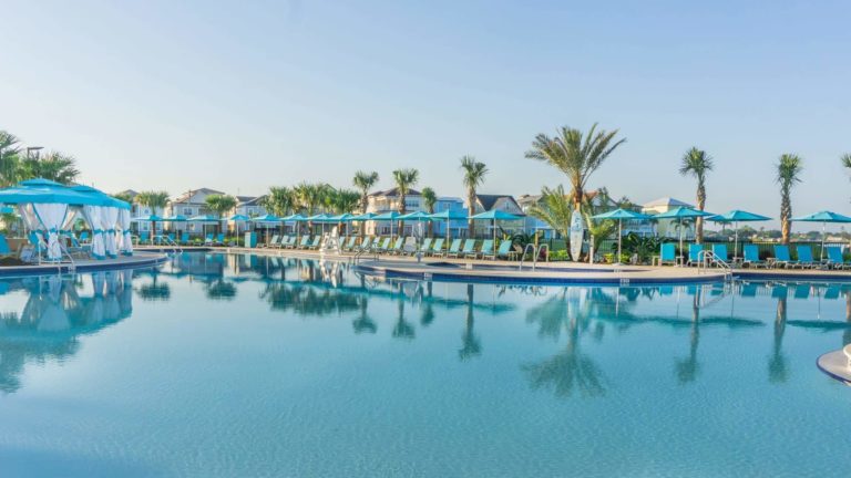 مسبح Fins Up المُحاط بكابانات في Margaritaville Resort Orlando.