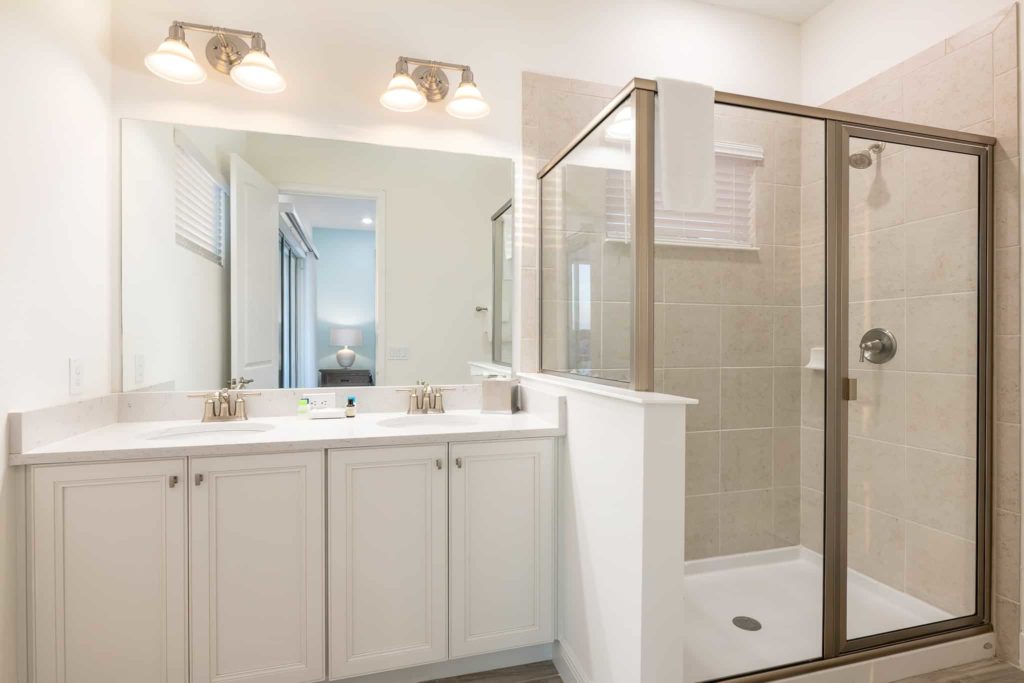 Möbliertes Badezimmer mit Doppelwaschbecken und Duschkabine: Waters Edge Cottage mit 3 Schlafzimmern
