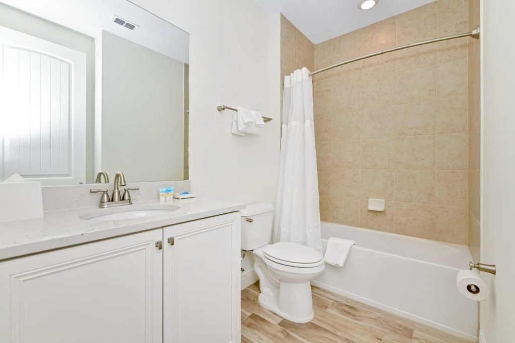 4 Bedroom Villa bathroom 2 with combination bathtub and shower