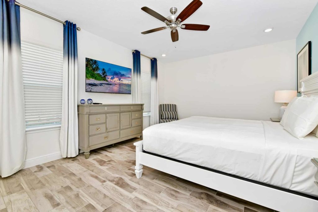 Hauptschlafzimmer der 4-Schlafzimmer-Villa mit Kingsize-Bett und wandmontiertem Fernseher