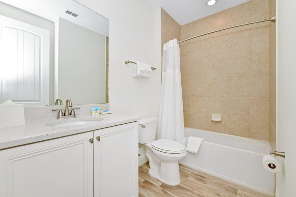 Badezimmer der 3-Schlafzimmer-Villa mit kombinierter Badewanne und Dusche