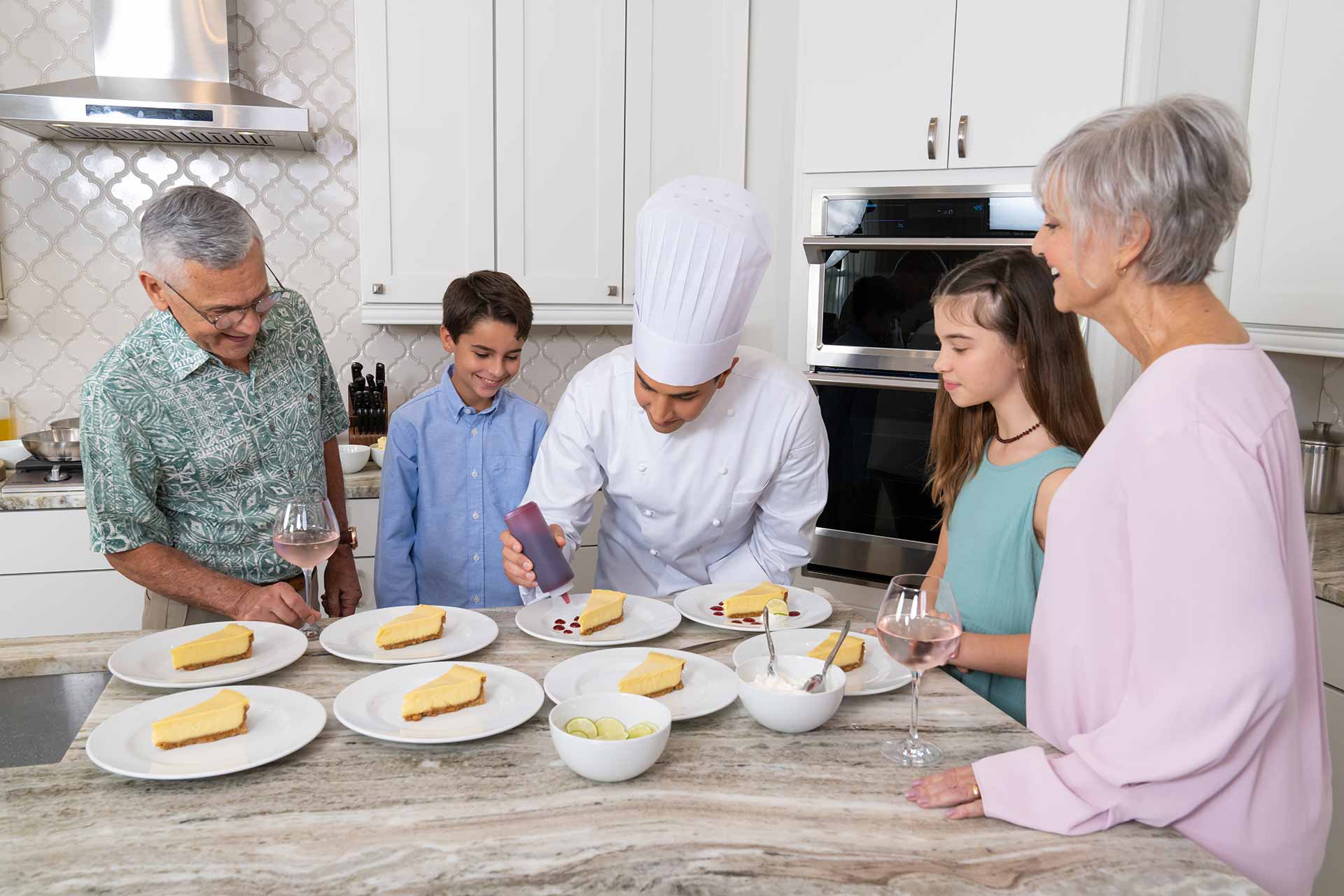 Privatkoch serviert Desserts für das Kocherlebnis einer Familie im Bear's Den Resort Orlando