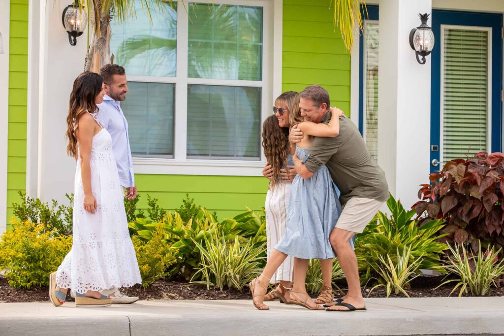 أطفال يعانقون أفراد العائلة المجتمعين خارج كوخ مارغريتافيل أورلاندو