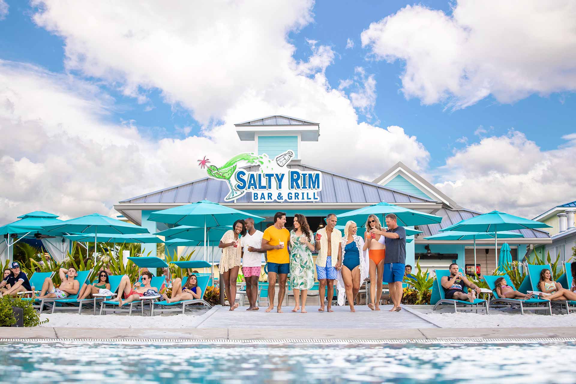 Gäste entspannen sich am Pool außerhalb der Salty Rim Bar & Grill im Margaritaville Resort Orlando