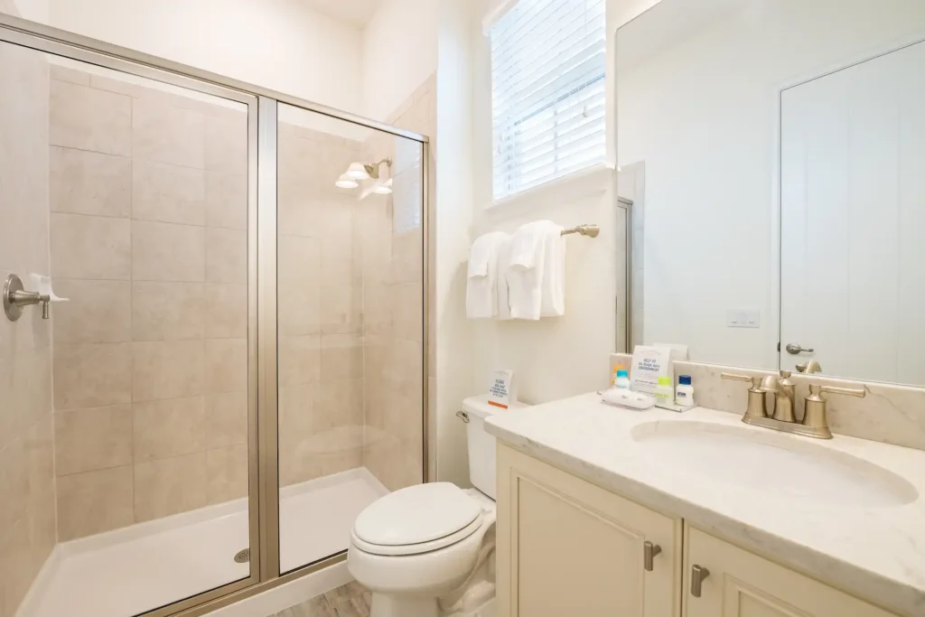 Badezimmer 2 mit Waschbecken und ebenerdiger Dusche: Premium Cottage mit 3 Schlafzimmern