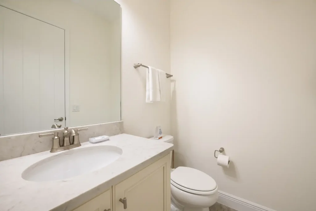 Kleines Badezimmer mit Waschbecken und Toilette: Premium Cottage mit 3 Schlafzimmern