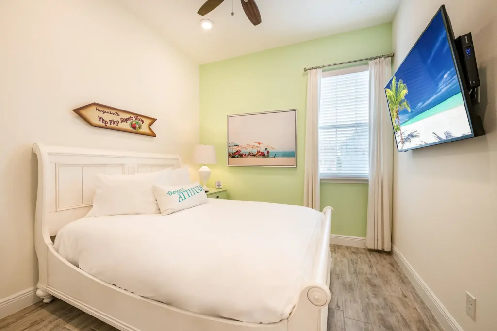 Schlafzimmer 2 mit Queensize-Bett und wandmontiertem Fernseher: 3-Schlafzimmer-Premium-Cottage