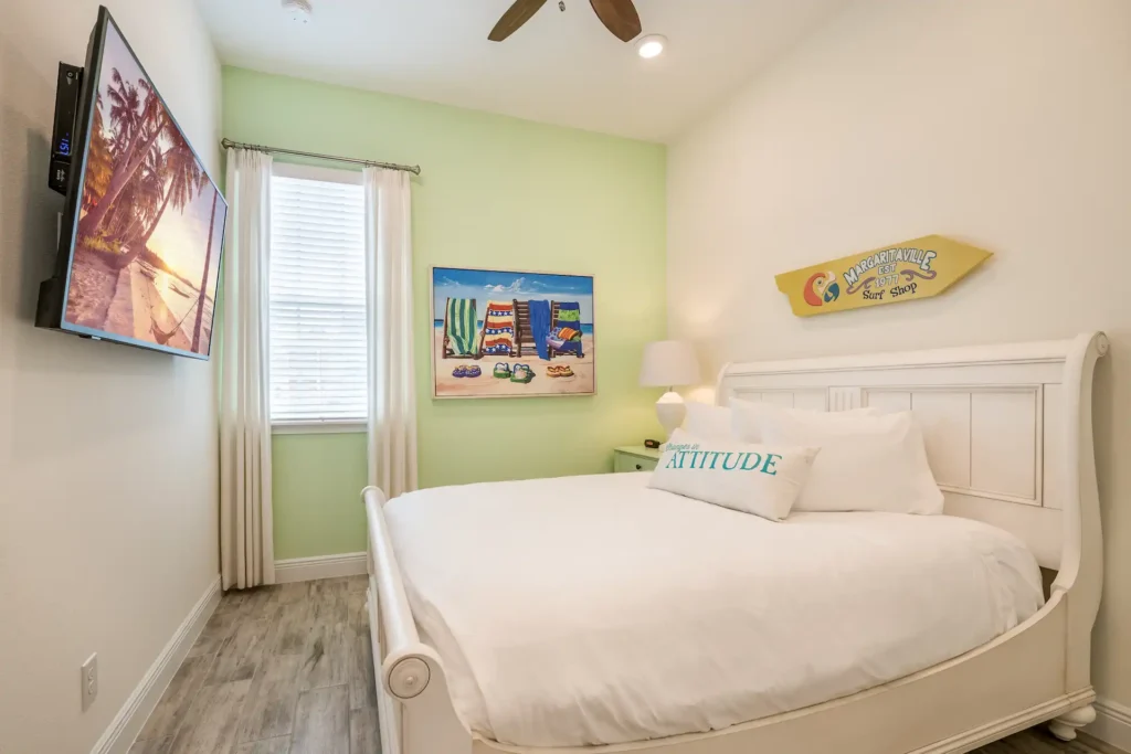 Schlafzimmer 3 mit Queensize-Bett und wandmontiertem Fernseher: 3-Schlafzimmer-Premium-Cottage