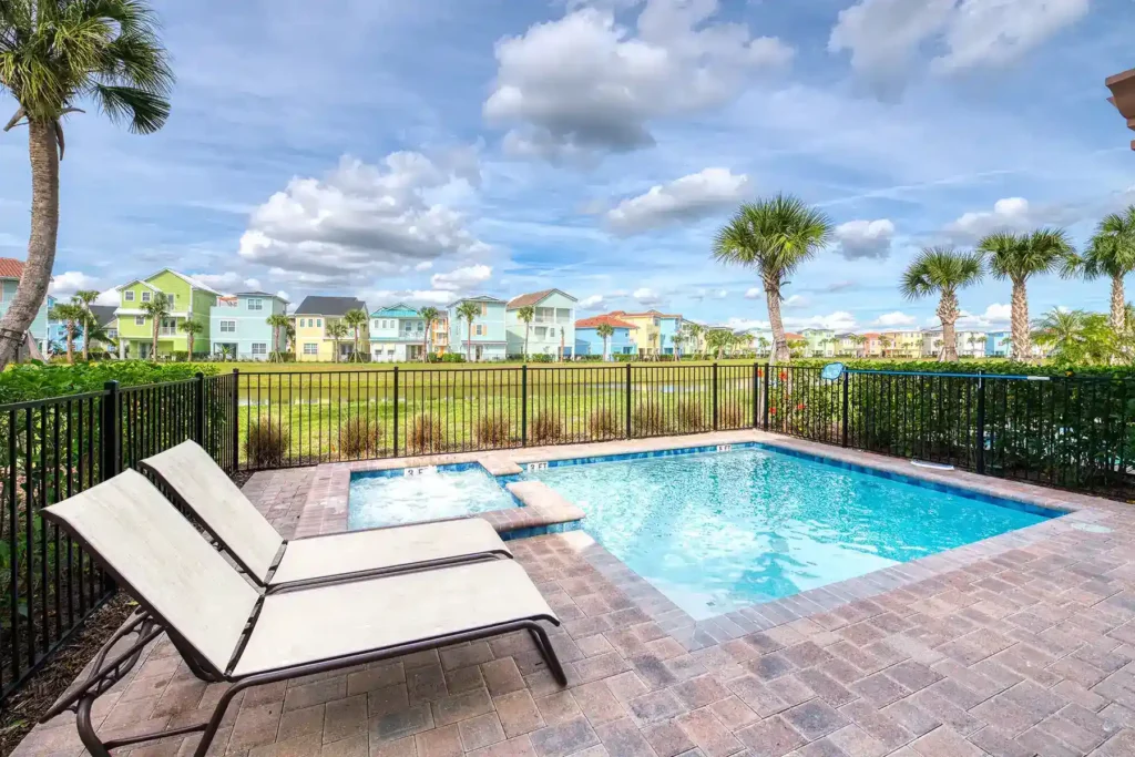 مسبح خاص في الفناء الخلفي وحوض استحمام ساخن مع إطلالة على مكان الإقامة Margaritaville Cottages Orlando: 3 Bedroom Elite Cottage