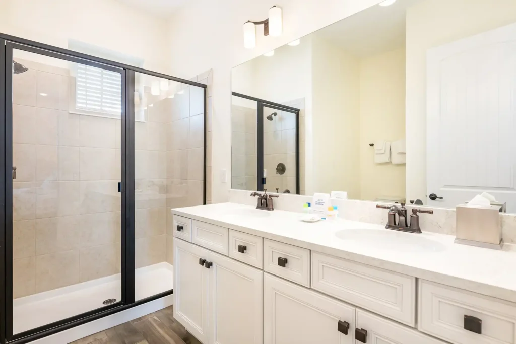 Hauptbadezimmer mit Doppelwaschbecken und ebenerdiger Dusche: Elite Cottage mit 3 Schlafzimmern