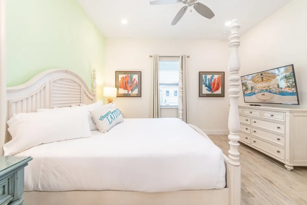 Schlafzimmer mit Kingsize-Bett und wandmontiertem Fernseher: Superior Cottage mit 3 Schlafzimmern