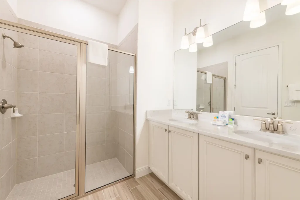 Badezimmer mit zwei Waschbecken und ebenerdiger Dusche: Superior Cottage mit 3 Schlafzimmern