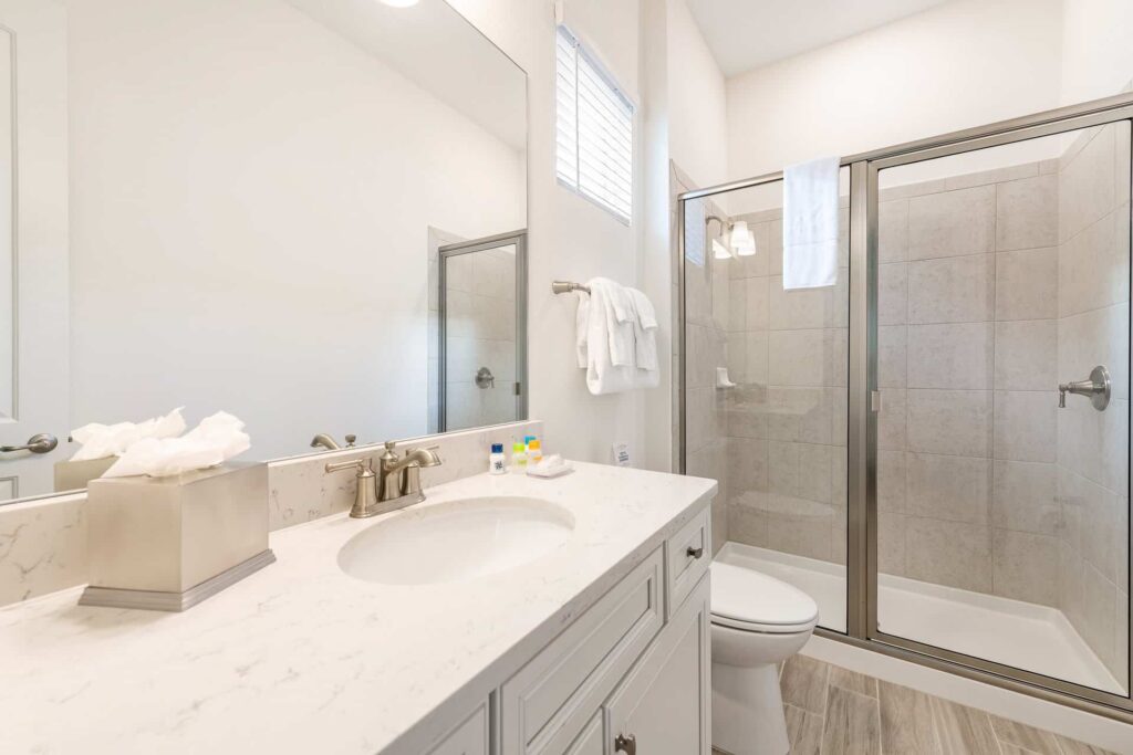 Badezimmer 3 mit Waschbecken und ebenerdiger Dusche: Cottage mit 4 Schlafzimmern