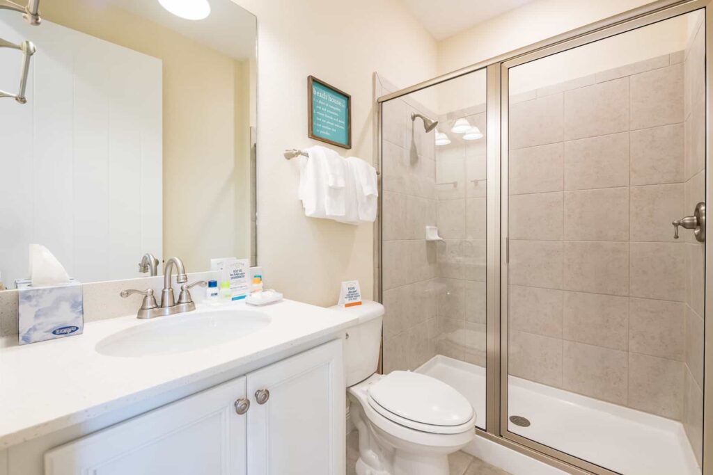 Badezimmer 1 mit Waschbecken und ebenerdiger Dusche: Elite Cottage mit 4 Schlafzimmern