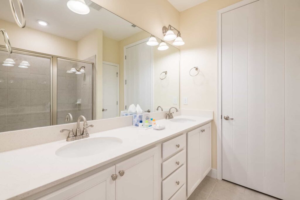 Badezimmer 3 mit Doppelwaschbecken und ebenerdiger Dusche: Elite Cottage mit 4 Schlafzimmern