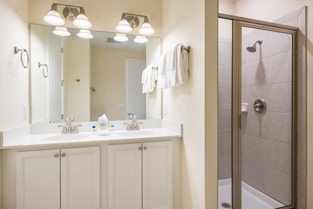 Badezimmer 4 mit Doppelwaschbecken und ebenerdiger Dusche: Elite Cottage mit 4 Schlafzimmern