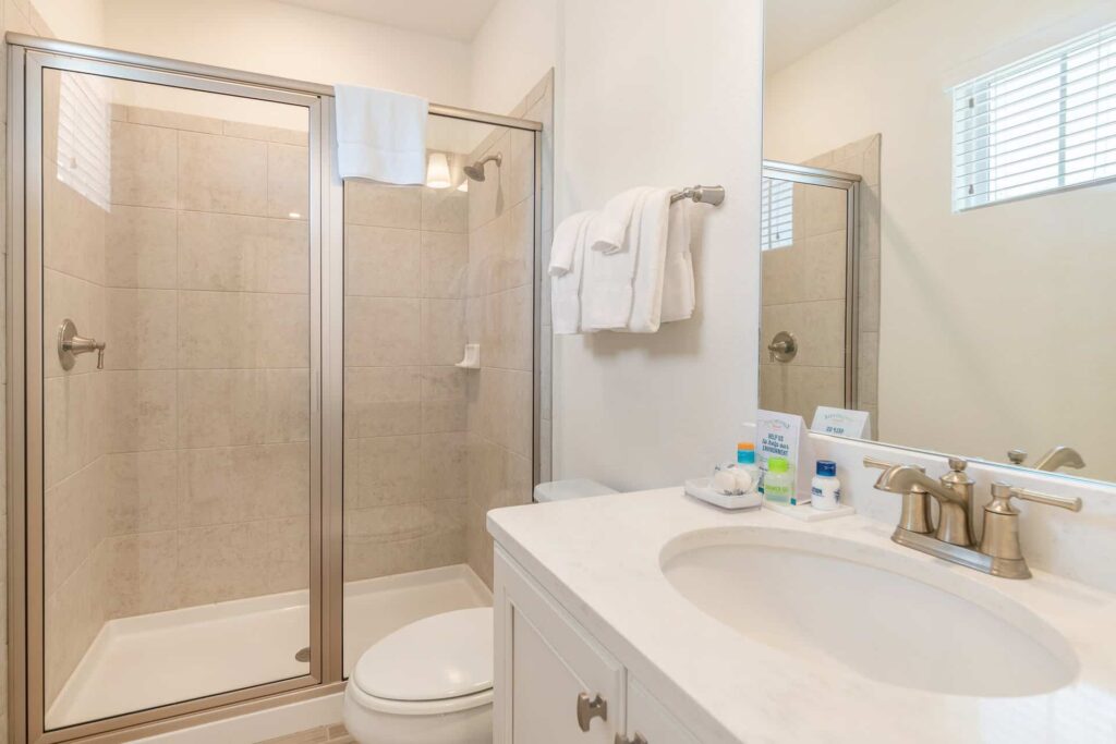 Badezimmer 1 mit Waschbecken und ebenerdiger Dusche: Premium Cottage mit 4 Schlafzimmern
