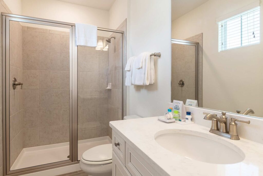 Badezimmer 4 mit Waschbecken und ebenerdiger Dusche: Premium Cottage mit 4 Schlafzimmern