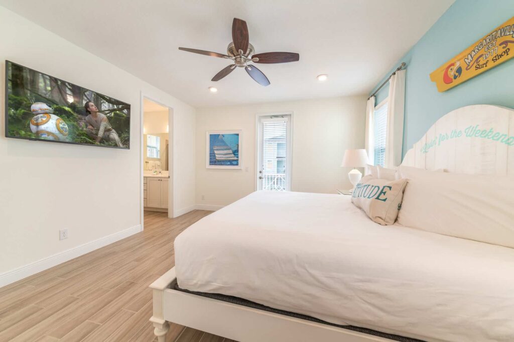 Schlafzimmer 2 mit Kingsize-Bett und wandmontiertem Fernseher: Premium Cottage mit 4 Schlafzimmern