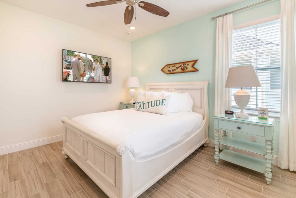 Schlafzimmer 4 mit Queensize-Bett und wandmontiertem Fernseher: 4-Schlafzimmer-Premium-Cottage