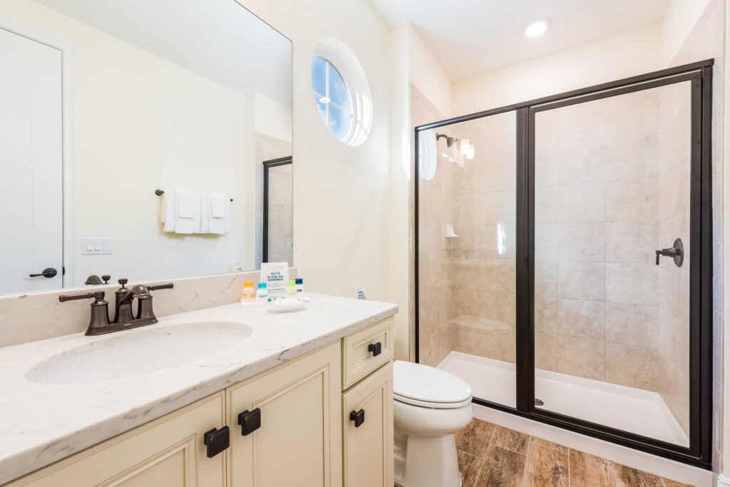 Badezimmer 1 mit Waschbecken und ebenerdiger Dusche: Superior Cottage mit 4 Schlafzimmern