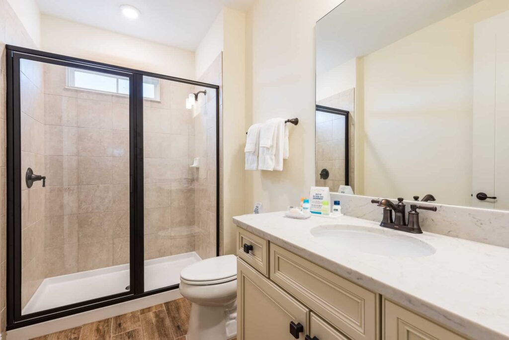 Badezimmer 2 mit Waschbecken und ebenerdiger Dusche: Superior Cottage mit 4 Schlafzimmern