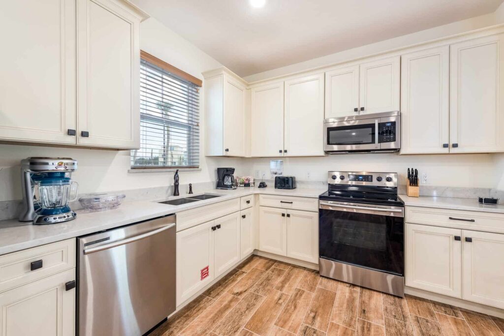 Fully equipped kitchen with dishwasher and over-the-range microwave: 4 Bedroom Superior Cottage