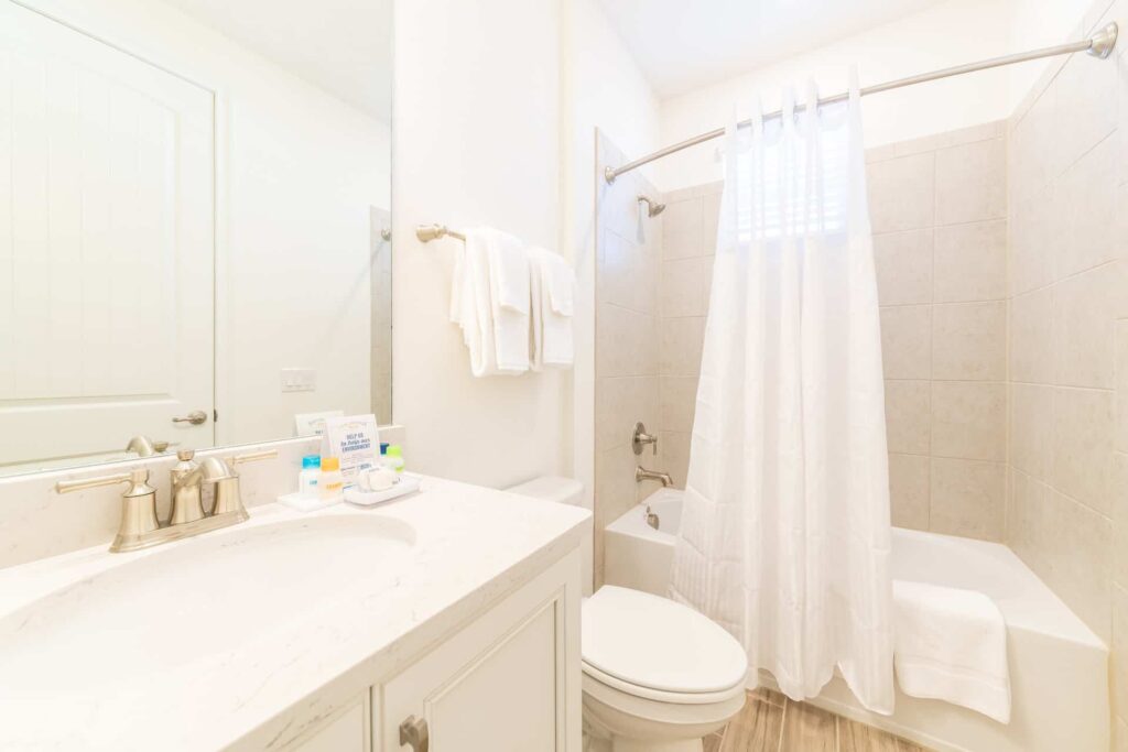 Badezimmer 4 mit Waschbecken und kombinierter Badewanne und Dusche: Cottage mit 5 Schlafzimmern