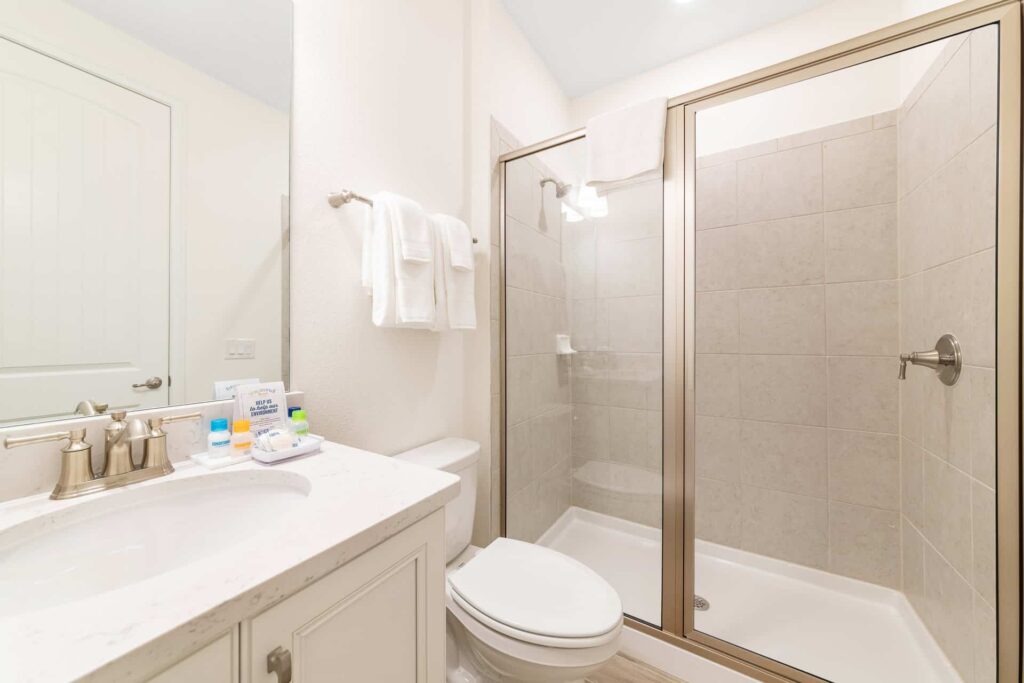 Badezimmer 5 mit Waschbecken und ebenerdiger Dusche: Cottage mit 5 Schlafzimmern
