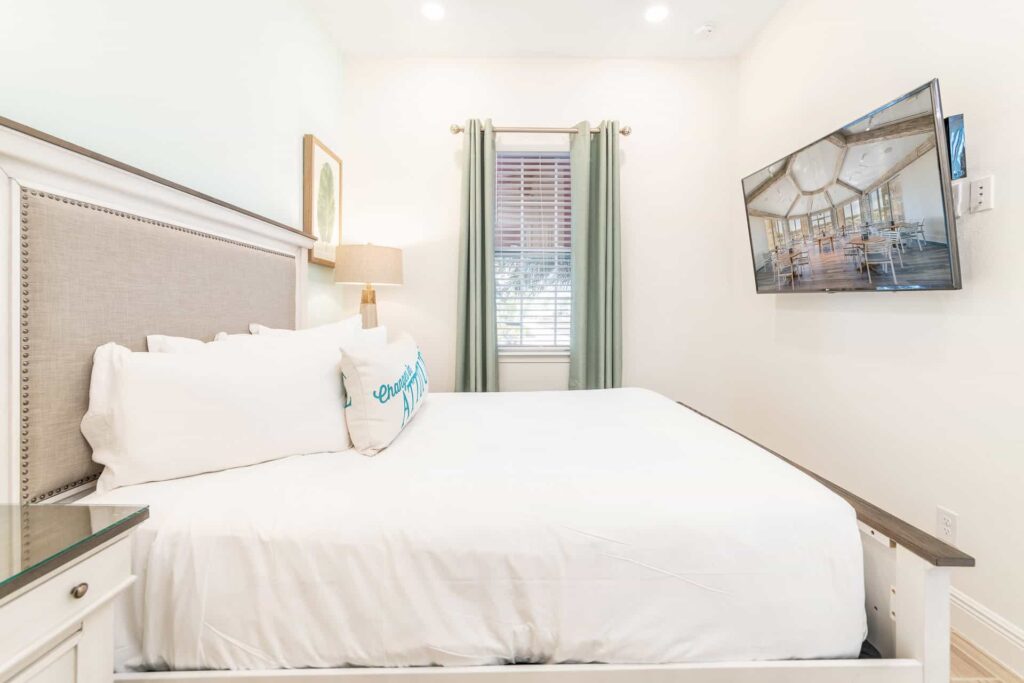 Schlafzimmer 1 mit Kingsize-Bett und wandmontiertem Fernseher: Cottage mit 5 Schlafzimmern