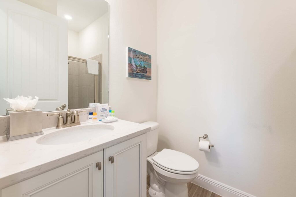 Badezimmer 1 mit Waschbecken und ebenerdiger Dusche: Premium Cottage mit 5 Schlafzimmern