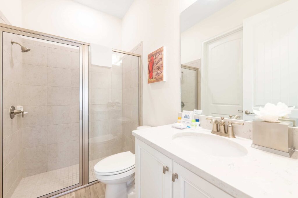 Badezimmer 2 mit Waschbecken und ebenerdiger Dusche: Premium Cottage mit 5 Schlafzimmern