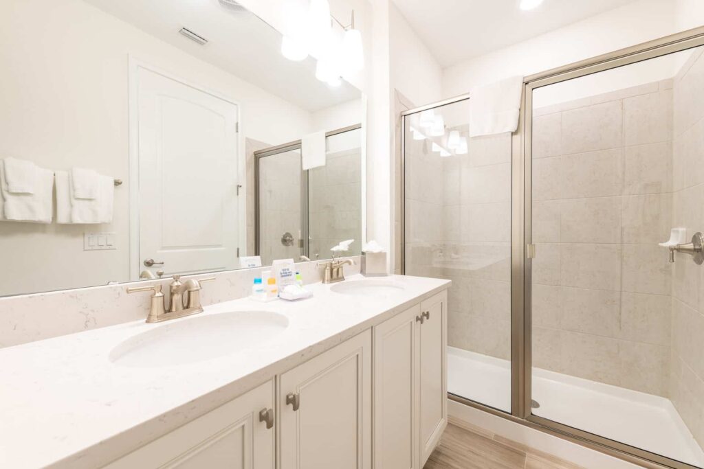 Badezimmer 3 mit Doppelwaschbecken und ebenerdiger Dusche: Premium Cottage mit 5 Schlafzimmern