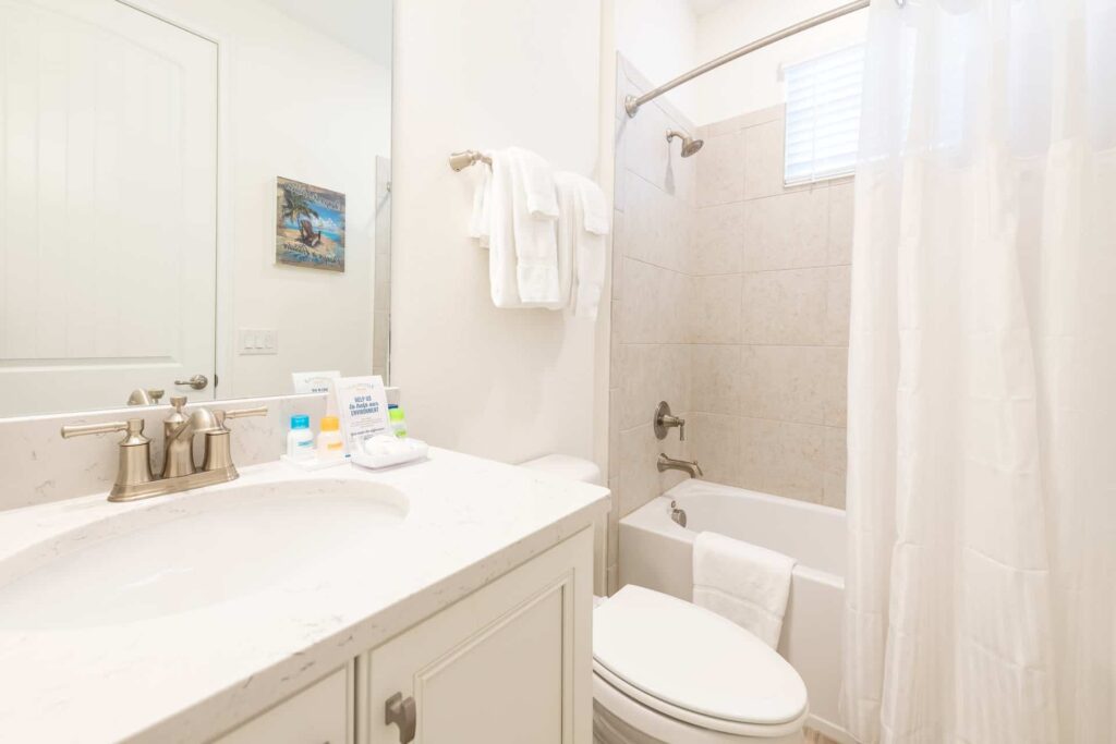 Badezimmer 4 mit Waschbecken und kombinierter Badewanne und Dusche: Premium Cottage mit 5 Schlafzimmern