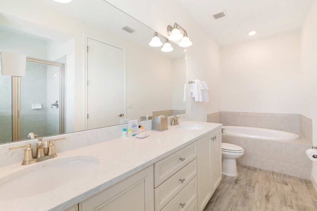 Badezimmer 2 mit Doppelwaschbecken, ebenerdiger Dusche und separater Badewanne: Superior Cottage mit 5 Schlafzimmern