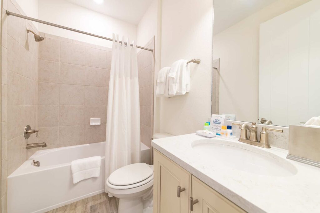 Badezimmer 3 mit kombinierter Badewanne und Dusche: Superior Cottage mit 5 Schlafzimmern