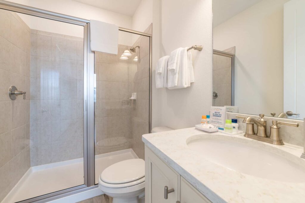 Badezimmer 4 mit ebenerdiger Dusche: Superior Cottage mit 5 Schlafzimmern