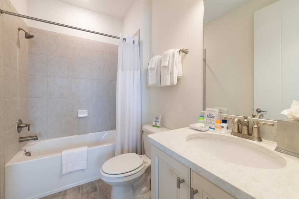 Badezimmer 5 mit kombinierter Badewanne und Dusche: Superior Cottage mit 5 Schlafzimmern