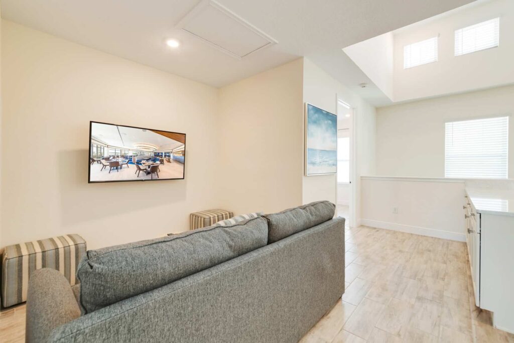Loft auf der oberen Ebene mit Sofa und wandmontiertem Fernseher: Superior Cottage mit 5 Schlafzimmern