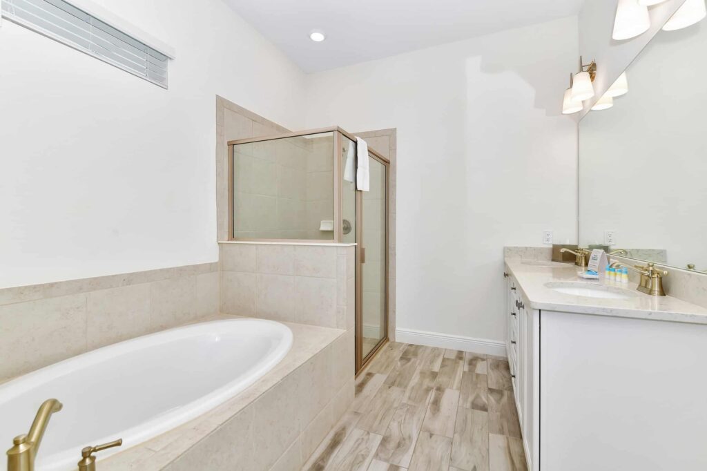 Badezimmer 2 mit ebenerdiger Dusche und separater Badewanne: Cottage mit 6 Schlafzimmern