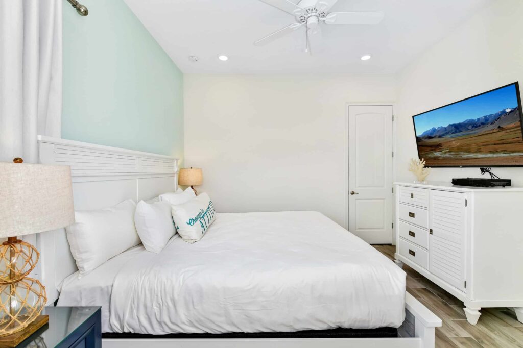 غرفة نوم 1 مع سرير كوين وتلفزيون معلق على الحائط: منزل ريفي مكون من 6 غرف نوم